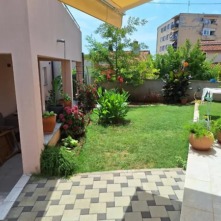 Apartma Nada, Tu Boste V Centru Poletnega Utripa アパート